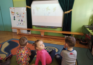 Dzieci oglądają prezentację multimedialną o roślinach